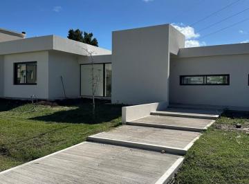 Casa · 175m² · 4 Ambientes · 2 Cocheras · Casa Chalet en Venta en Altos de Campo Grande, Pilar, G. B. a. Zona Norte