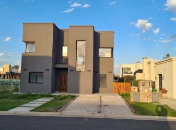 Casa · 137m² · 4 Ambientes · 1 Cochera · Casa a Estrenar en Venta en Vila Marina II, Villanueva, Tigre