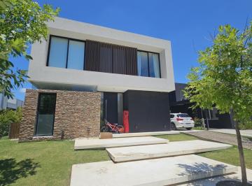 Casa · 190m² · 5 Ambientes · 2 Cocheras · Casa - Los Castaños
