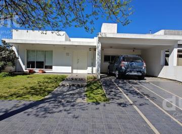 Casa · 146m² · 8 Ambientes · 2 Cocheras · Casa de Excelente Calidad en Una Sola Planta en Claros del Bosque!