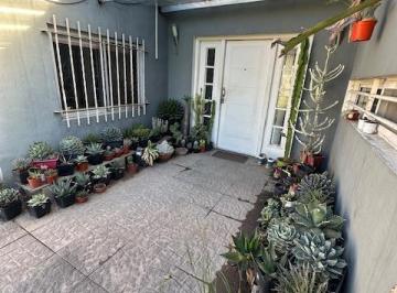 Casa · 50m² · 3 Ambientes · 1 Cochera · Casa Ala Venta en Calle Los Amarilis Al 2700 del Viso