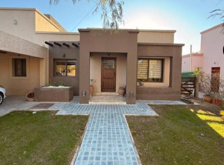 Casa · 264m² · 6 Ambientes · 2 Cocheras