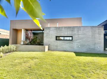 Casa · 500m² · 4 Ambientes · 2 Cocheras · Casa en Lujan de Cuyo