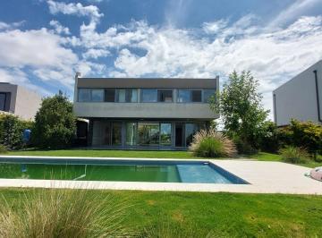 Casa · 300m² · 6 Ambientes · 2 Cocheras · Casa Chalet en Venta en El Cantón Puerto, El Cantón, Escobar
