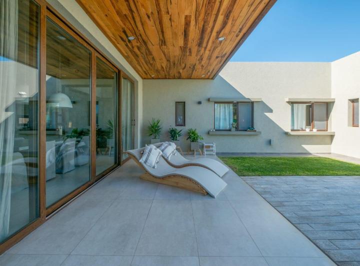 Casa · 330m² · 6 Ambientes · 2 Cocheras