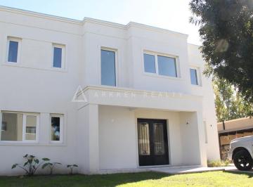 Casa · 203m² · 6 Ambientes · 2 Cocheras · Casa en Venta en Barrio Lagoon Pilar