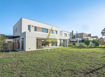 Casa · 230m² · 5 Ambientes · 2 Cocheras · Casa en Venta en Barrio Lagoon Pilar