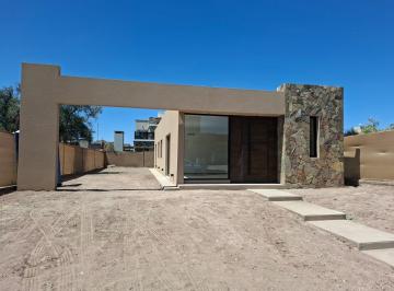 Casa · 140m² · 5 Ambientes · 2 Cocheras · Casa - Russell