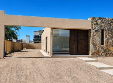 Casa · 105m² · 5 Ambientes · 1 Cochera · Casa - Russell