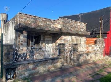 Casa · 70m² · 3 Ambientes · Santilli - Carabobo 780 Tempeley Este