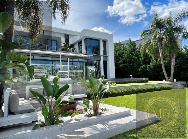 Casa · 412m² · 5 Ambientes · 3 Cocheras