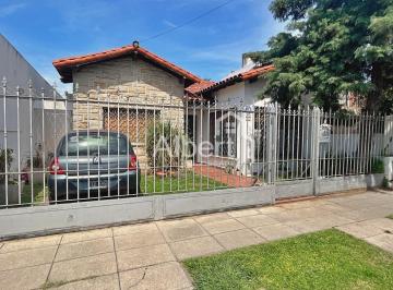 Casa de 3 ambientes, Morón · Venta Chalet 3 Ambientes con Pileta en Haedo Norte.