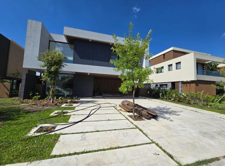 Casa · 908m² · 6 Ambientes · 2 Cocheras