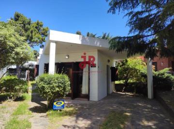 Casa de 4 ambientes, Pinamar · Codigo 681 – Alquiler Temporario – 3 Dorm. – Parrilla – Pinamar Centro