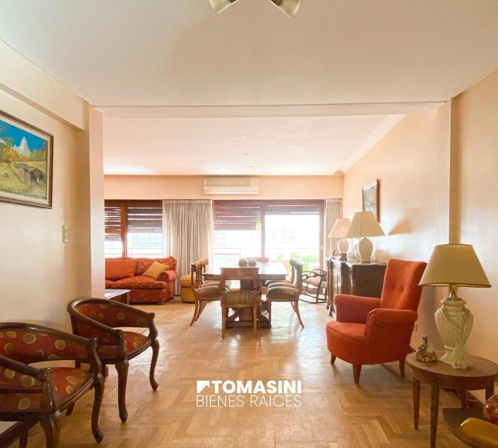 En venta exclusivo piso de 4 ambientes con dependencia, dos cocheras y baulera, ubicado en el corazón de Plaza Mitre.