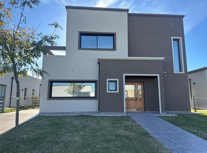 Casa · 221m² · 6 Ambientes · 2 Cocheras