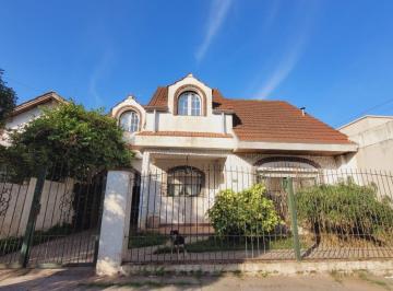 Casa · 150m² · 5 Ambientes · 1 Cochera · Casa en Venta a Refaccionar en Bella Vista
