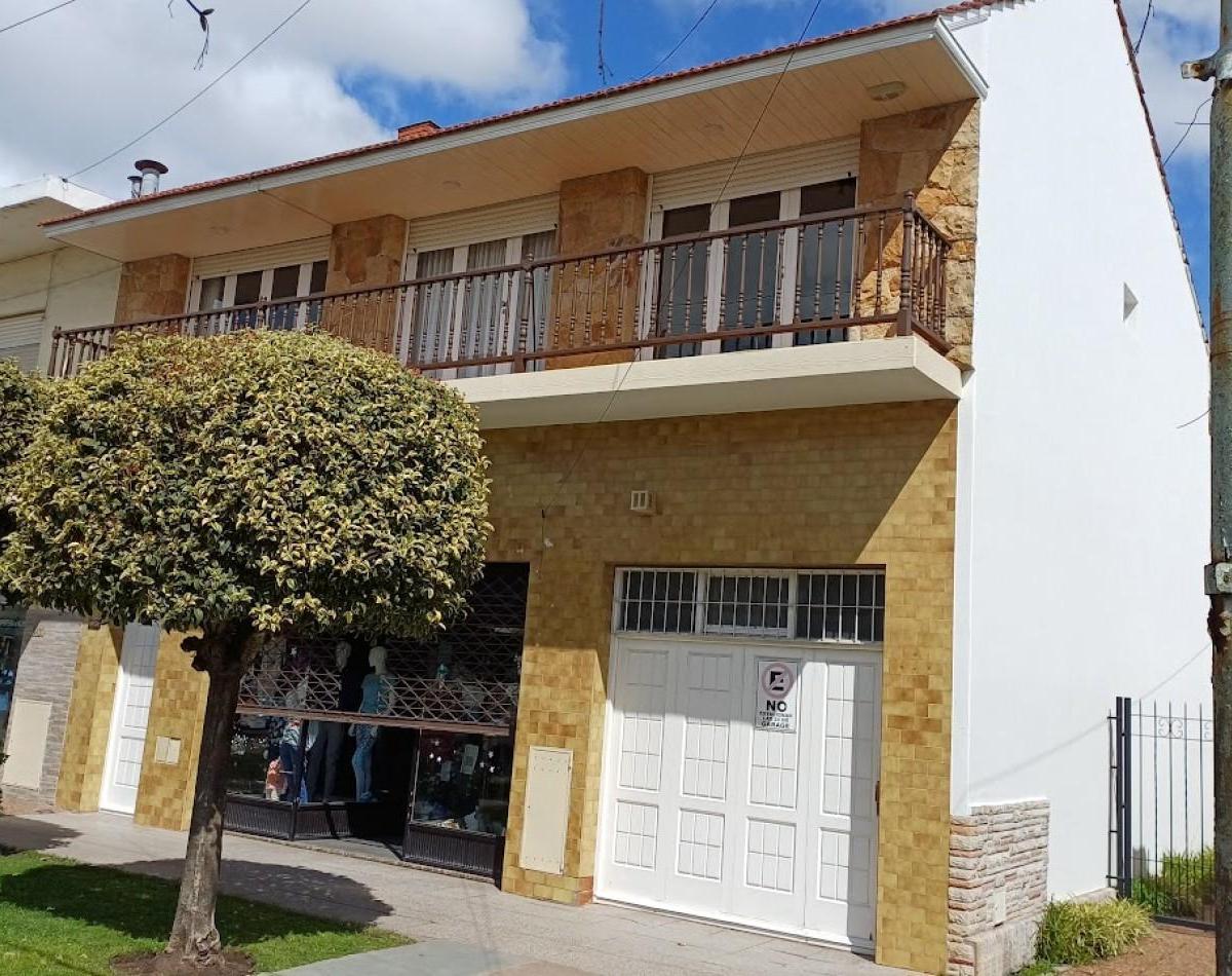Casa 4 amb, 396m² con garage y quincho — Barrio Sarmiento