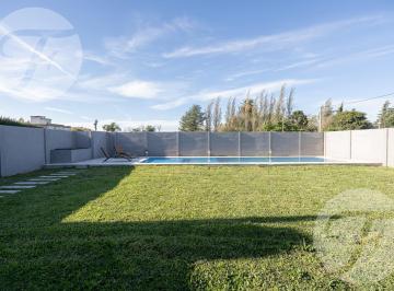 Casa · 216m² · 9 Ambientes · 3 Cocheras · Gran Oportunidad de Inversión - Tres Casas con Piscina en Venta - Alta Rentabilidad