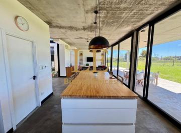 Casa · 190m² · 4 Ambientes · 3 Cocheras · Venta Casa en San Sebastian