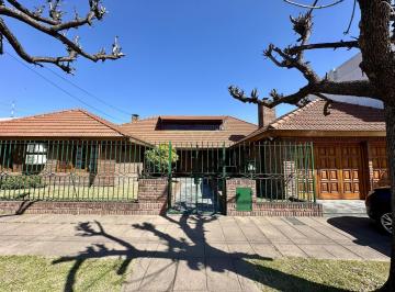 Casa · 273m² · 6 Ambientes · 2 Cocheras · Casa en Venta en Campana Centro de 3 Dorm.