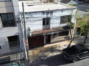 Casa · 385m² · 8 Ambientes · 1 Cochera · Casa a Reciclar en Leguizamon Al 900