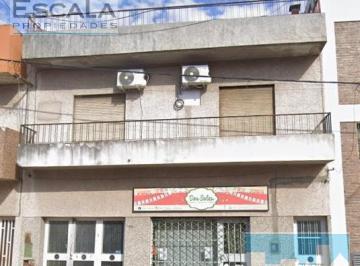 Casa · 130m² · 5 Ambientes · 1 Cochera · Casa con Patio Planta Alta y Cochera Para Dos Autos y Local