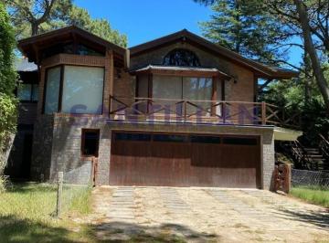 Casa · 200m² · 8 Ambientes · 1 Cochera · Casa en Alquiler en El Bosque de Carilo con Jacuzzi