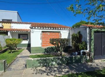 Casa · 200m² · 3 Ambientes · 1 Cochera · Casa a Refaccionar, Pueblo Nuevo