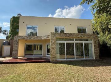 Casa · 1200m² · 4 Dormitorios · Casa en Venta en Bella Italia