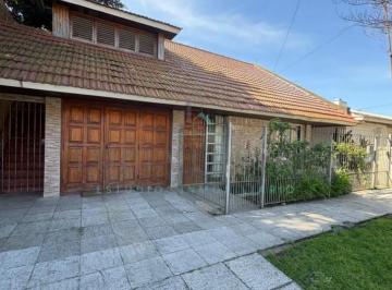 Casa · 197m² · 4 Ambientes · 1 Cochera · Propiedad en Block