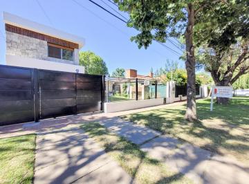 Casa · 237m² · 5 Ambientes · 1 Cochera · Venta Casa de Tres Dorm.. Fisherton. Rosario
