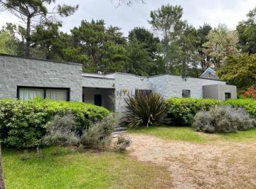 Casa · 180m² · 5 Ambientes · Propiedad en Alquiler en El Bosque de Carilo