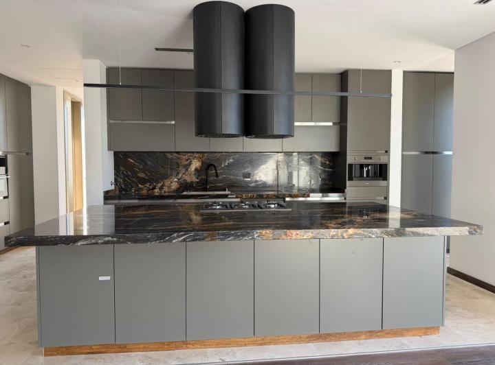 Casa · 907m² · 7 Ambientes · 2 Cocheras