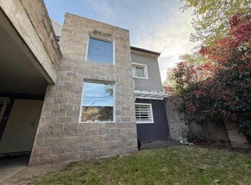 Casa · 98m² · 5 Ambientes · 1 Cochera · Casa 5 Ambientes con Cochera en Venta en Quilmes