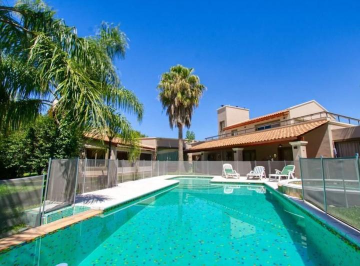 Casa · 700m² · 9 Ambientes · 1 Cochera