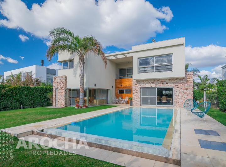Casa · 500m² · 6 Ambientes · 4 Cocheras