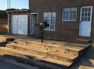 Casa · 140m² · 7 Ambientes · Casa a La Venta en Calle Favaloro de Colonia Avellaneda