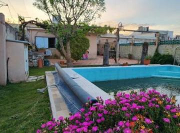 Casa · 203m² · 6 Ambientes · 18 Cocheras · Casa a La Venta en Calle Gobernador Parera
