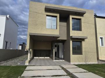 Casa · 202m² · 4 Dormitorios · 1 Cochera · Venta Casa de Categoria a Estrenar 4 Dorm. en Tejas 4 Malagueño