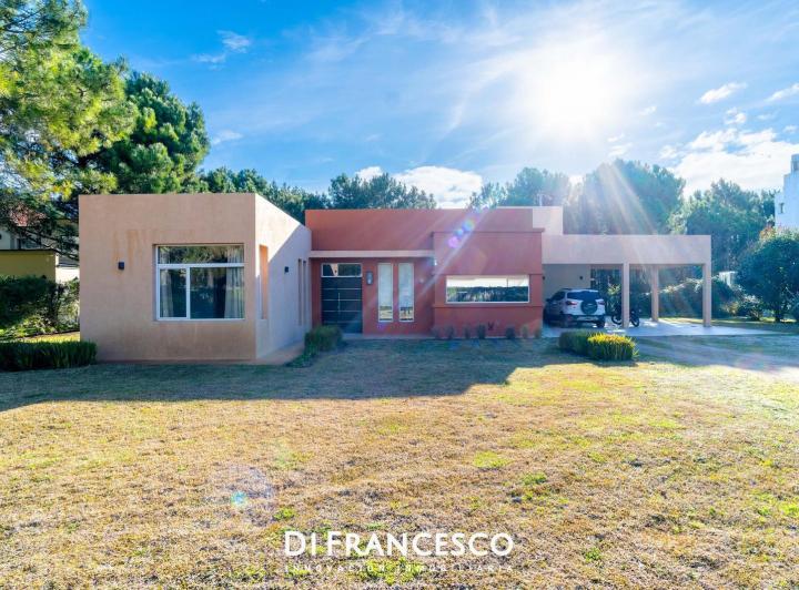 Casa · 220m² · 5 Ambientes · 1 Cochera