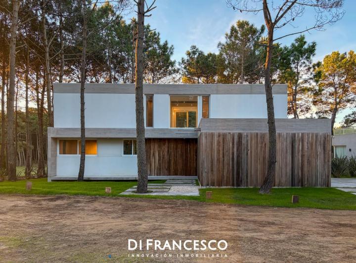 Casa · 262m² · 5 Ambientes · 1 Cochera