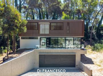 Casa · 671m² · 6 Ambientes · Exclusiva Casa en Venta a Estrenar Carilo Centro - Ascensor - Saunas