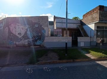 Casa · 78m² · 3 Dormitorios · 1 Cochera · Casa en Blok a Reciclar o Esquina Para Edificar