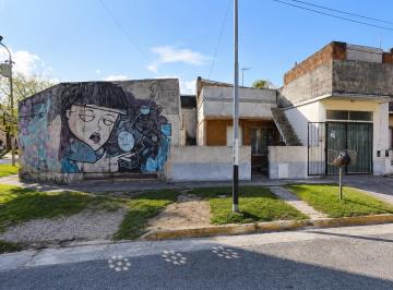 Casa · 78m² · 3 Dormitorios · 1 Cochera · Casa en Blok a Reciclar o Esquina Para Edificar