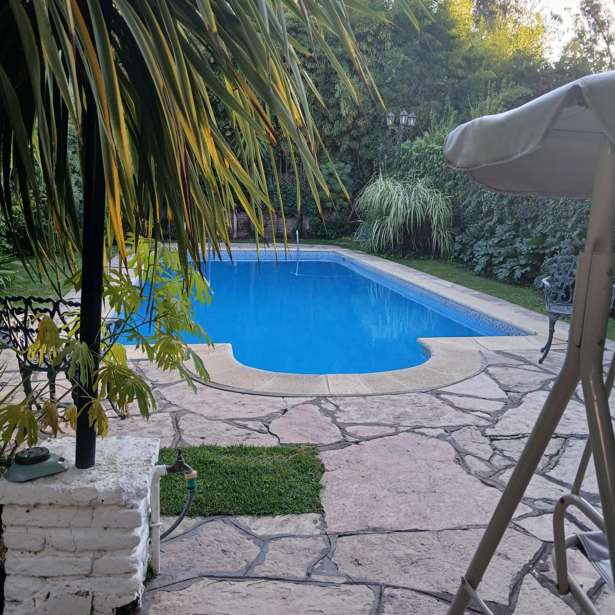 Chalet 5 amb, 208m² con piscina y quincho — La Florida