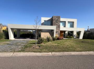 Casa · 290m² · 6 Ambientes · 2 Cocheras · Casa en Venta en La Serena Mendiolaza – 3 Dorm. Suite, Jardín, Pileta y Cochera Doble
