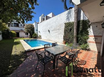 Casa · 325m² · 6 Ambientes · 2 Cocheras · Casa 6 Amb. S/ Dos Lotes. Vivienda Multifamiliar con Pileta