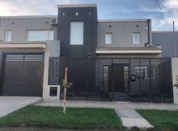 Casa de 12 ambientes, Neuquén · Inmobiliaria Ruth Yerio Vende Casa con Pileta