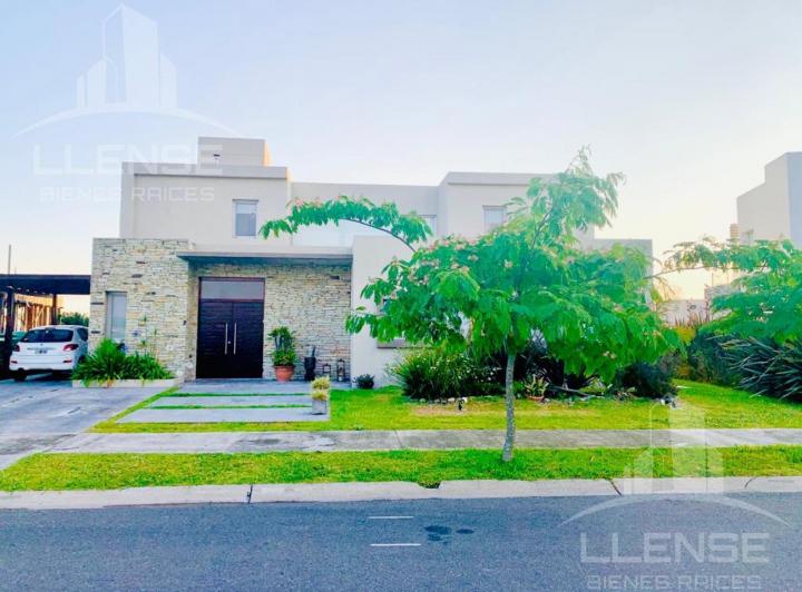 Casa · 305m² · 5 Ambientes · 2 Cocheras